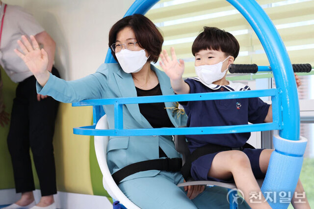 안성시가 지난 11일 공공형 실내놀이터 ‘상상누리뜰’의 개소식을 개최한 가운데 김보라 안성시장이 한 아이와 체험을 하고 있다. (제공: 안성시) ⓒ천지일보 2022.07.12