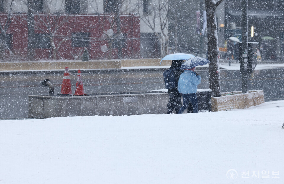 [천지일보=박준성 기자] 서울 전역에 눈이 내리고 있는 30일 서울 중구 거리에서 시민들이 내리는 눈을 맞으며 발걸음을 재촉하고 있다.  ⓒ천지일보 2023.12.30.
