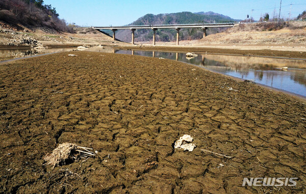 광주·전남에 가뭄이 이어지는 상황에 19일 오후 전남 화순군 사평면 주암호 상류 일부 강바닥이 메말라 갈라진 채 모습을 드러냈다. (출처: 뉴시스) 2023.03.19.