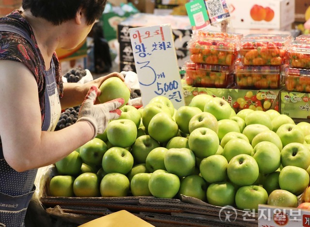 [천지일보=남승우 기자] 서울 시내의 한 전통시장에서 한 상인이 과일을 정리하고 있다.ⓒ천지일보 2022.08.08
