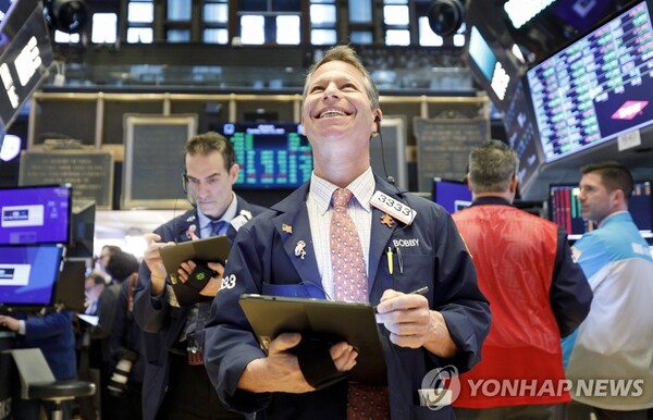 뉴욕 증권거래소(NYSE)에서 트레이더들이 업무를 보고 있다. (출처: 연합뉴스)