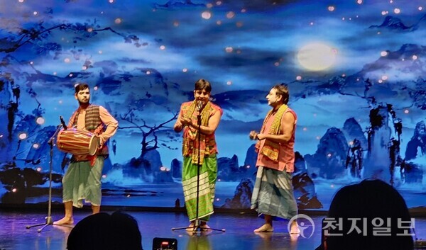 방글라데시 아티스트들이 공연을 펼치고 있다. ⓒ천지일보 2023.12.31.