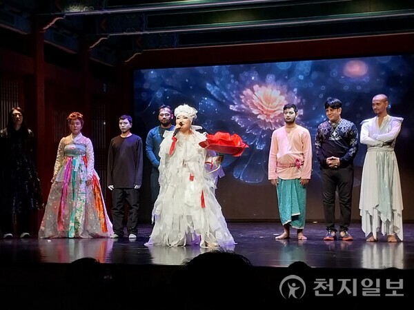 지난 18일 한국의집 민속극장에서 ‘우리의 소리 세계에 꽃을 피우다’를 주제로 아시아의 전통 예술과 퍼포먼스, 우리의 소리가 어우러지는 공연이 펼쳐졌다. ⓒ천지일보 2023.12.31.