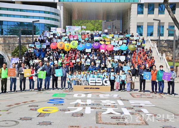 지난 4월 열린 ‘군민과 함께하는 사랑의 발자국, 해남형 ESG 사랑의 걷기’ 행사 참가자들이 기념사진을 찍고 있다. (제공: 해남군) ⓒ천지일보 2023.12.31.