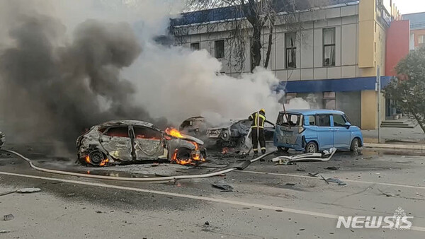 지난달 30일 러시아 서부 벨고로드에서 우크라이나군의 포격을 맞은 차량에 화재가 발생, 소방대원들이 이를 진화하고 있다. (출처: 뉴시스)
