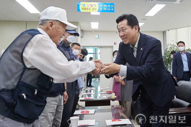 박경귀 아산시장이 5일 보훈회관을 방문해 인사를 하고 있다. (제공: 아산시) ⓒ천지일보 2022.07.06