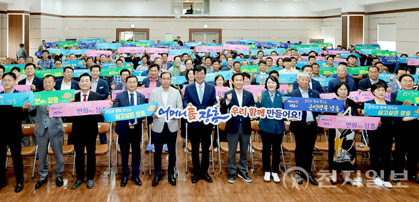 김성 장흥군수(맨 앞줄 오른쪽 여섯 번째)와 참석자들이 지난해 7월 장흥군민회관에서 열린 비전 발표회에서 기념사진을 찍고 있다. (제공: 장흥군) ⓒ천지일보 2024.01.01.