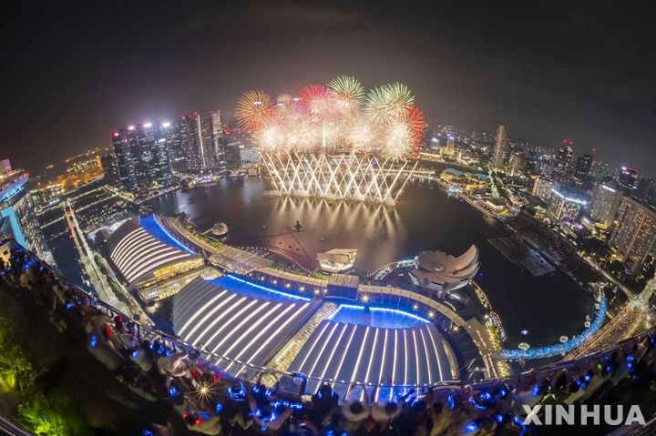 1일 싱가포르에서 열린 마리나베이 카운트다운 2024 행사에서 불꽃이 하늘에 수 놓고 있다. (출처: 뉴시스)