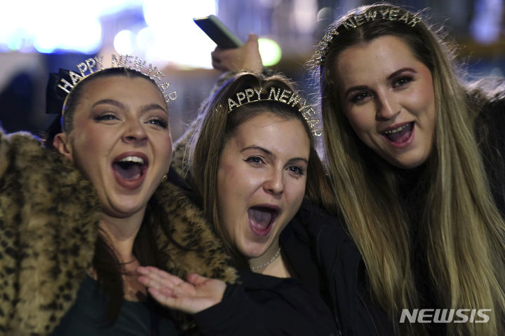 1일 영국 에든버러에서 열린 새해맞이 거리 파티에서 시민들이 환호하고 있다. (출처: 뉴시스)