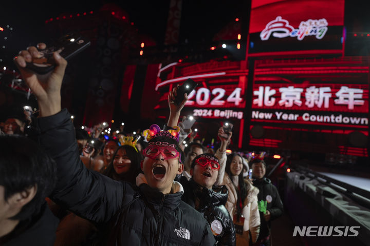 지난달 31일 중국 베이징에서 새해 카운트다운을 외치며 환호하는 시민들. (출처: 뉴시스)