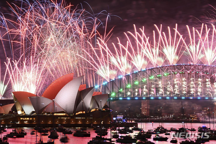 1일 호주 시드니에서 새해를 축하하는 불꽃놀이가 펼쳐졌다. (출처: 뉴시스)