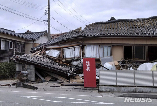[AP/뉴시스] 1일 강진이 발생한 일본 이시카와현의 와지마 피해 모습