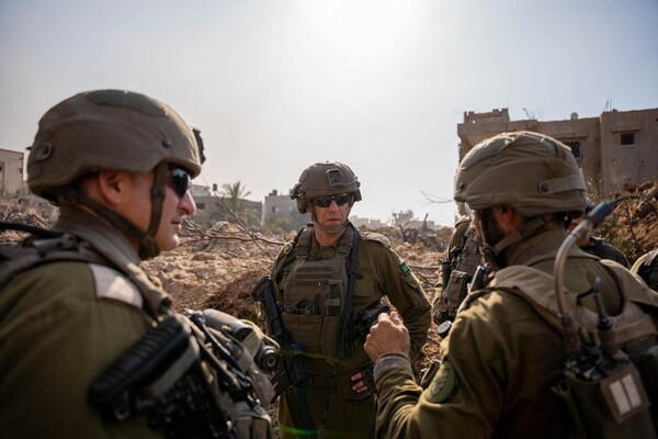 가자지구를 방문한 이스라엘군 남부군 사령관(가운데). (출처: 연합뉴스)