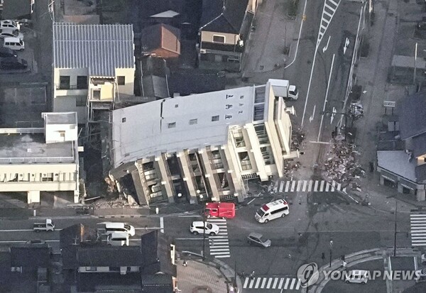 (출처: 로이터통신, 연합뉴스) 1일 일본 혼슈 중부 이시카와현 노토 반도에서 발생한 규모 7.6의 강진으로 와지마시의 건물이 무너져 있다.