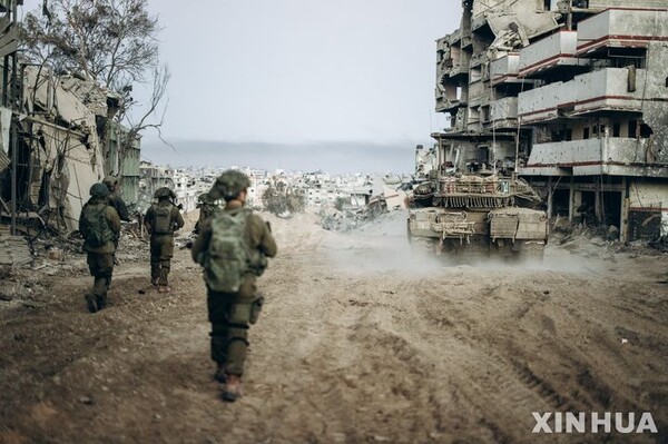 [가자지구=신화/뉴시스] 이스라엘 방위군(IDF)이 1일(현지시각) 공개한 사진에 이스라엘 군인들이 가자지구에서 작전을 수행하고 있다.
