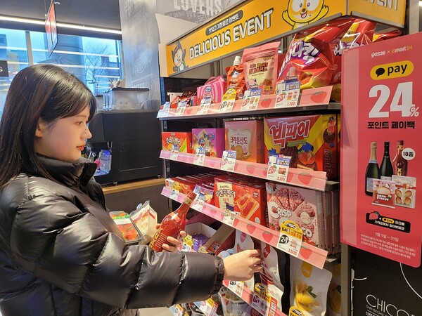 고객이 이마트24 매장에서 딸기페스타 상품을 고르고 있다. (제공: 이마트24)