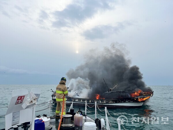 해양경찰이 3일 오전 8시 22분께 돌산 앞바다에서 발생한 화재 선박에 소화수를 이용해 화재를 진압하고 있다. (제공: 여수해경) ⓒ천지일보 2024.01.03.