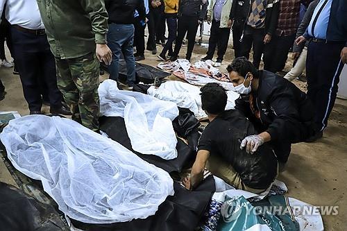 이란 사령관 추모식 폭발로 숨진 이들의 시신. (출처: 연합뉴스)