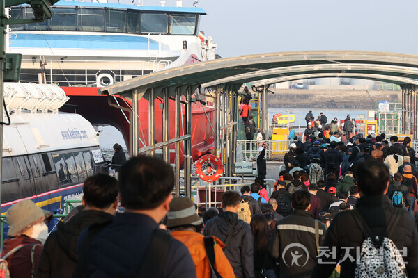 인천 옹진군이 2024년 설 명절 귀성객의 여객운임 지원사업을 펼친다. ⓒ천지일보 2024.01.05.