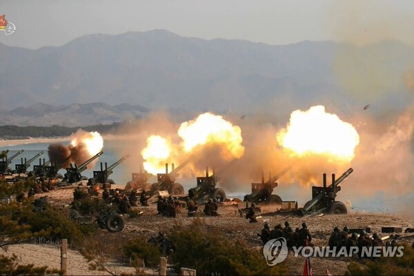 북한 포병부대의 포격. (출처: 연합뉴스)