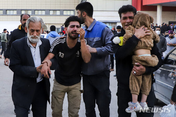 [케르만=AP/뉴시스] 3일(현지시각) 이란 케르만의 한 병원 앞에서 폭발 희생자 가족들이 오열하고 있다. 이날 케르만의 순교자 묘역에서 열린 이란 혁명수비대(IRGC) 가셈 솔레이마니 사령관 4주기 추모식 중 두 차례 폭발이 일어나 최소 103명이 숨지고 약 190명이 다쳤다. 이란은 이번 폭발을 테러로 규정하고 이스라엘을 배후로 지목했다.