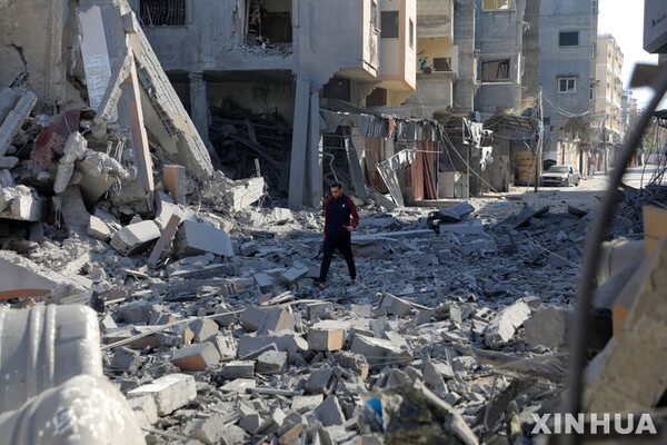 4일(현지시간) 가자지구 남부 도시 칸 유니스에서 한 팔레스타인 남성이 이스라엘의 공격으로 파괴된 건물 잔해들 사이를 걷고 있다. (출처: 뉴시스)
