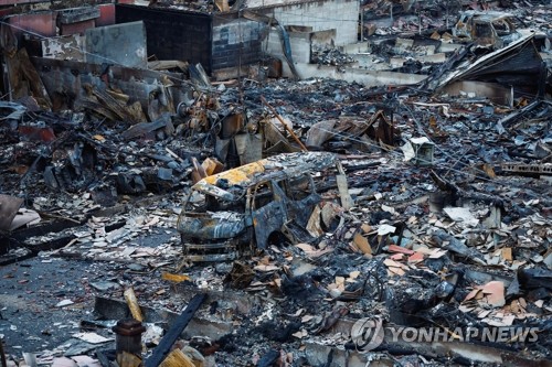 (출처: 로이터, 연합뉴스) 일본의 관광 명소 중 한 곳이었던 이시카와현 와지마시 아사이치도리가 지난 1일 강진 이후 화재가 발생해 전소됐다. 와지마시는 이번 지진으로 39명이 사망하는 등 피해가 컸다. 사진은 강진에 전소된 와지마시 관광명소 아사이치도리