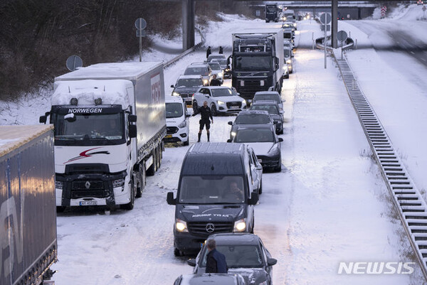 지난 4일(현지시간) 핀란드 유틀란드 란더스 인근의 E45 고속도로에 수많은 트럭과 자동차가 혹한으로 인해 멈춰서있다. 스웨덴 라플란드에서 25년 만에 가장 추운 1월 기온을 기록하는 등 북유럽 지역의 기온이 이틀 연속 영하 40도 이하로 떨어졌다. 눈과 강풍을 동반한 추운 날씨로 인해 북유럽 지역 전역의 교통이 마비됐다. (출처: 뉴시스)