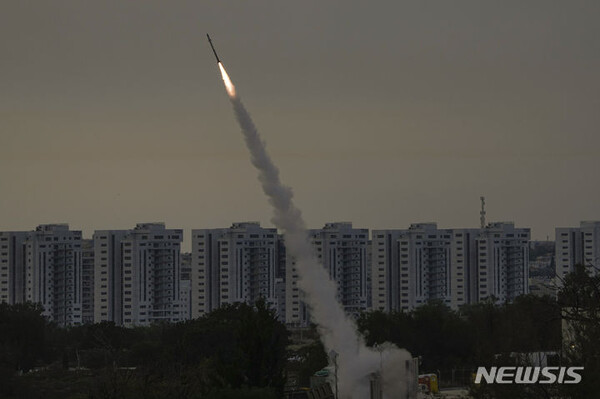 지난 10월 7일 가자지구에서 팔레스타인 무장세력 하마스가 이스라엘을 향해 로켓을 발사하고 있다. (출처: 뉴시스)