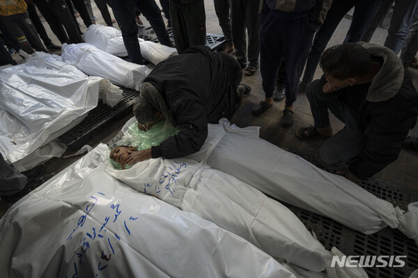 5일(현지시간) 가자지구 남부 라파의 영안실 밖에서 아부 신자르의 가족들이 이스라엘의 공습으로 사망한 친척들을 애도하고 있다. (출처: 뉴시스)