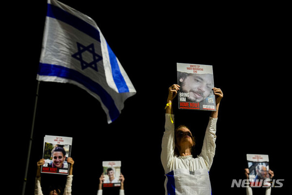 지난달 30일(현지시간) 이스라엘 텔아비브에서 하마스에 억류된 이스라엘 인질들의 가족과 지지자들이 석방을 촉구하는 집회에서 구호를 외치고 있다. (출처: 뉴시스)