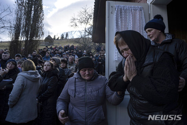 우크라이나 육군 장교 바실 메드비추크의 어머니가 지난달 29일 우크라이나 크라스닉 마을에서 아들의 장례식을 치르며 오열하고 있다. (출처: 뉴시스)