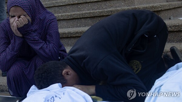 가자지구 칸유니스 병원 앞에서 공습 사망자의 가족들이 울고 있다. [EPA=연합뉴스]