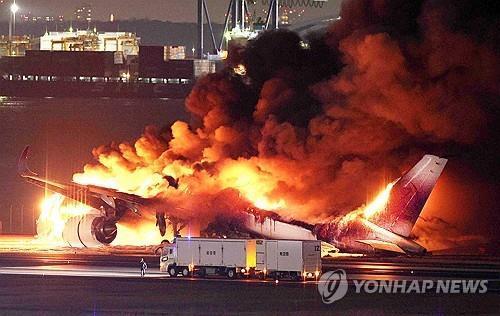 화염에 휩싸인 일본항공 여객기 (출처: EPA, 연합뉴스)