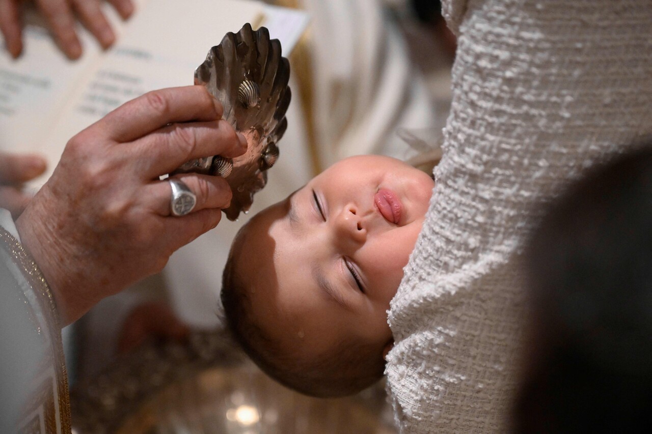 7일 바티칸 시스티나 성당에서 열린 주님 세례 축일 기념식에서 프란치스코 교황이 한 유아에게 세례를 베풀고 있다. (출처: 연합뉴스, AFP)