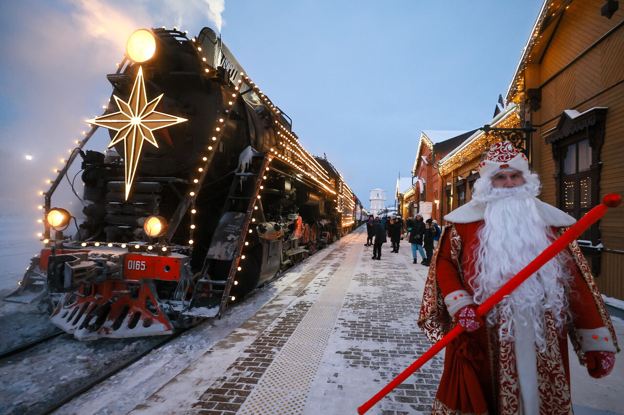 6일 러시아 이바노보의 한 마을에서 크리스마스 축제가 열린 가운데 프로스트 신부가 아이들을 맞이하고 있다. 이 축제는 5~8일 열렸다. (출처: 연합뉴스, 타스통신)