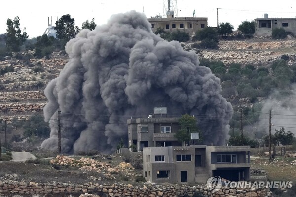 이스라엘군의 공습으로 레바논 남부 국경 마을 아이타 알-샤아브 외곽에서 연기가 치솟고 있다. (출처: 연합뉴스)