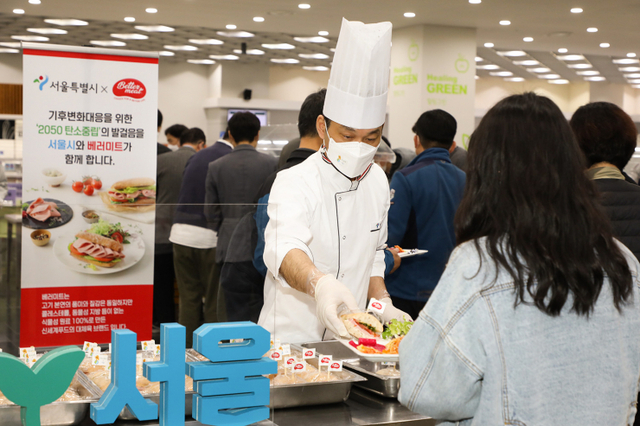 지난 8일 서울시청 구내식당에서 직원들이 신세계푸드의 대체육 ‘베러미트’로 만들어진 샌드위치로 식사를 하고 있다. (제공: 신세계푸드, 기사와 무관함)
