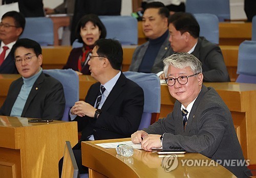 더불어민주당 조응천 의원이 9일 국회 의원회관에서 열린 출판기념회에서 자리에 앉아 있다. (출처: 연합뉴스)