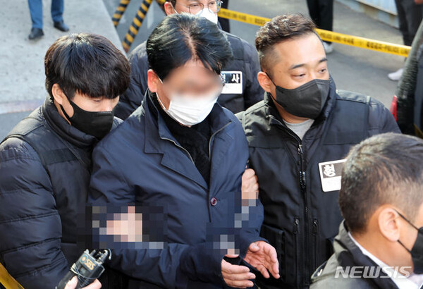 더불어민주당 이재명 대표를 흉기로 찌른 혐의로 검거된 김모(67)씨가 구속전피의자심문(영장실질심사)를 받기 위해 지난 4일 오후 부산 연제구 연제경찰서를 나서고 있다. (출처: 뉴시스)