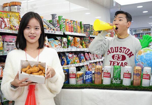 모델들이 아시아 축구대회를 기념해 진행하는 치킨·맥주·음료·아이스크림 등 대규모 할인행사 제품을 선보이고 있다. (제공: 세븐일레븐)