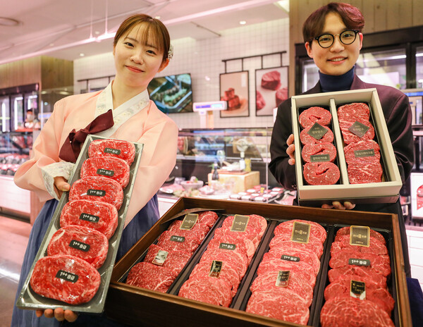 직원들이 10일 오전 서울 강남구에 위치한 현대백화점 무역센터점 지하 1층 식품관에서 ‘프리미엄 한우 선물세트’를 소개하고 있다. (제공: 현대백화점그룹)