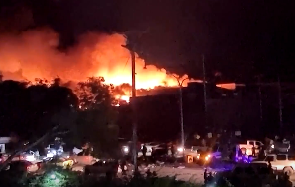 파푸아뉴기니 수도 포트모르즈비에서 화재가 발생하고 있다. (출처: 로이터 영상 캡처)