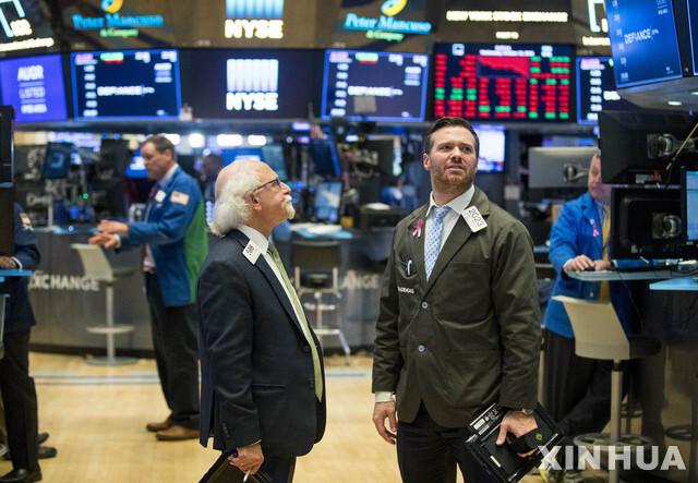 (Xinhua/뉴시스) NYSE에서 중개인들이 진지한 표정으로 일하고 있다.