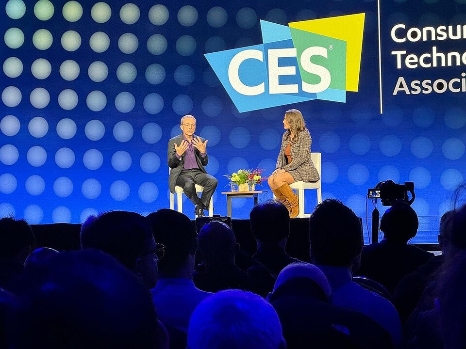 팻 겔싱어 인텔 CEO(왼쪽)가 9일(현지시간) 미국 라스베이거스에서 열린 CES 2024 기조연설에서 미래 AI의 역할에 대해 대담하고 있다. 2024.1.10. (출처: 연합뉴스)