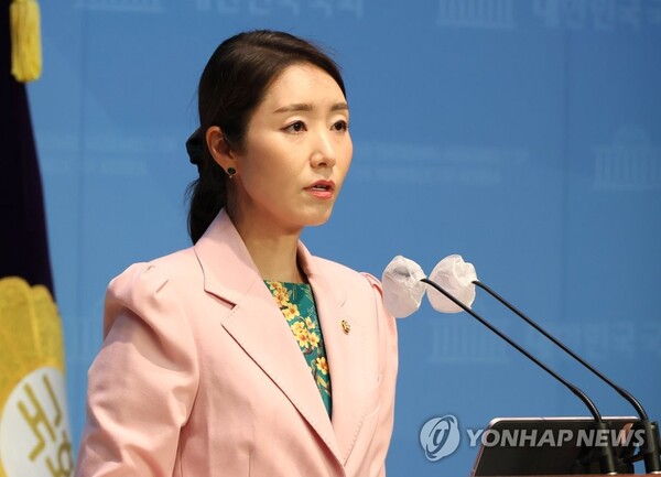 국회 소통관에서 브리핑을 더불어민주당 강선우 대변인. (출처: 연합뉴스)