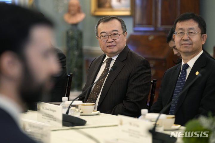 12일(현지시간) 미국 워싱턴 국무부 청사에서 중국 공산당 류젠차오 대외연락부장(가운데)이 토니 블링컨 국무장관과 회담을 하고 있다. (AP/뉴시스) 2024.01.13.