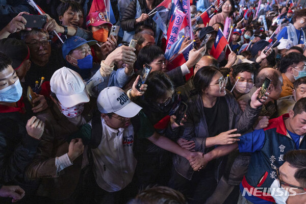 대만 총통선거일인 13일(현지시간)을 하루 앞두고 열린 제1야당인 국민당의 허유우이 후보의 유세장에 지지자들이 몰려 있다. (AP/뉴시스) 2024.01.13.