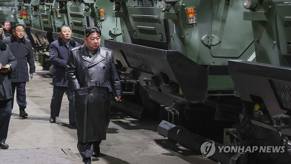 북한 김정은, 중요군수공장 시찰. (출처: 연합뉴스)