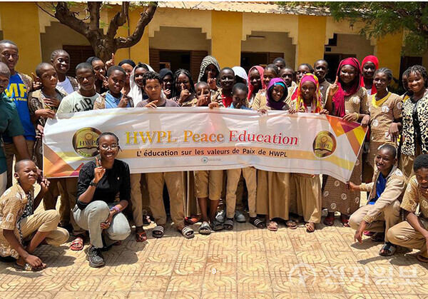 HWPL 평화교육은 2013년 HWPL 창립 이후 기반을 마련해 평화교재를 만드는 등 기틀을 잡았다.2024년 전 세계시민들의 호응을 받고 있으며, 지속 가능한 미래세대 교육 커리큘럼으로 평가되고 있다. 사진은 각국에서 진행된 HWPL 평화교육과 참여한 학생들의 모습. (HWPL 평화교육부 제공)ⓒ천지일보 2024.01.12.